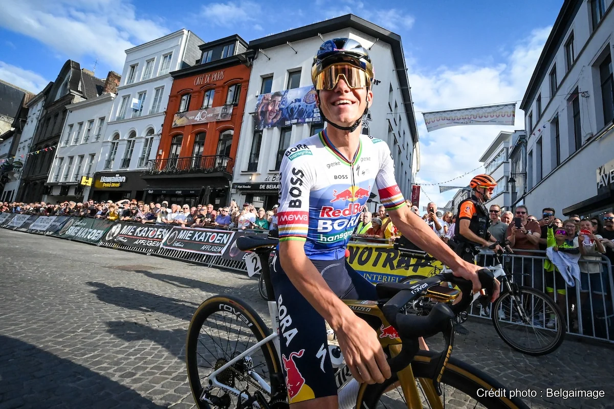 Remco Evenepoel au départ du Natourcriterium d'Alost en juillet 2026, en tenue Red Bull-BORA-hansgrohe aux liserés de champion du monde