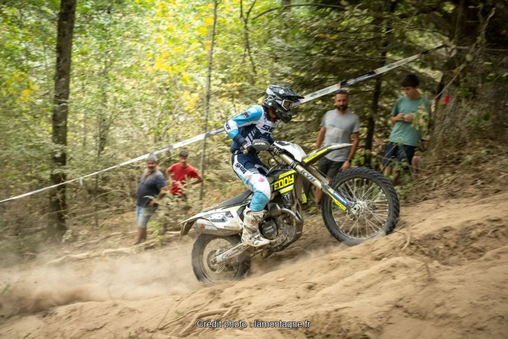 Léo Joyon franchit une section sableuse en enduro lors de la manche du Championnat de France à Vertolaye