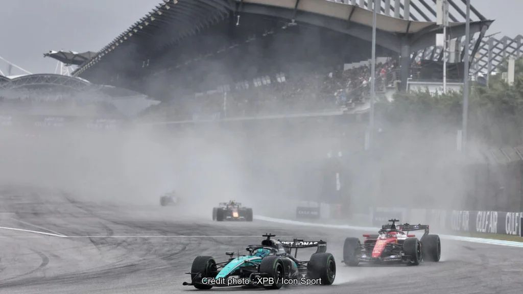 Des F1 sous la pluie et les embruns lors du Grand Prix de Bahreïn disputé à Sepang