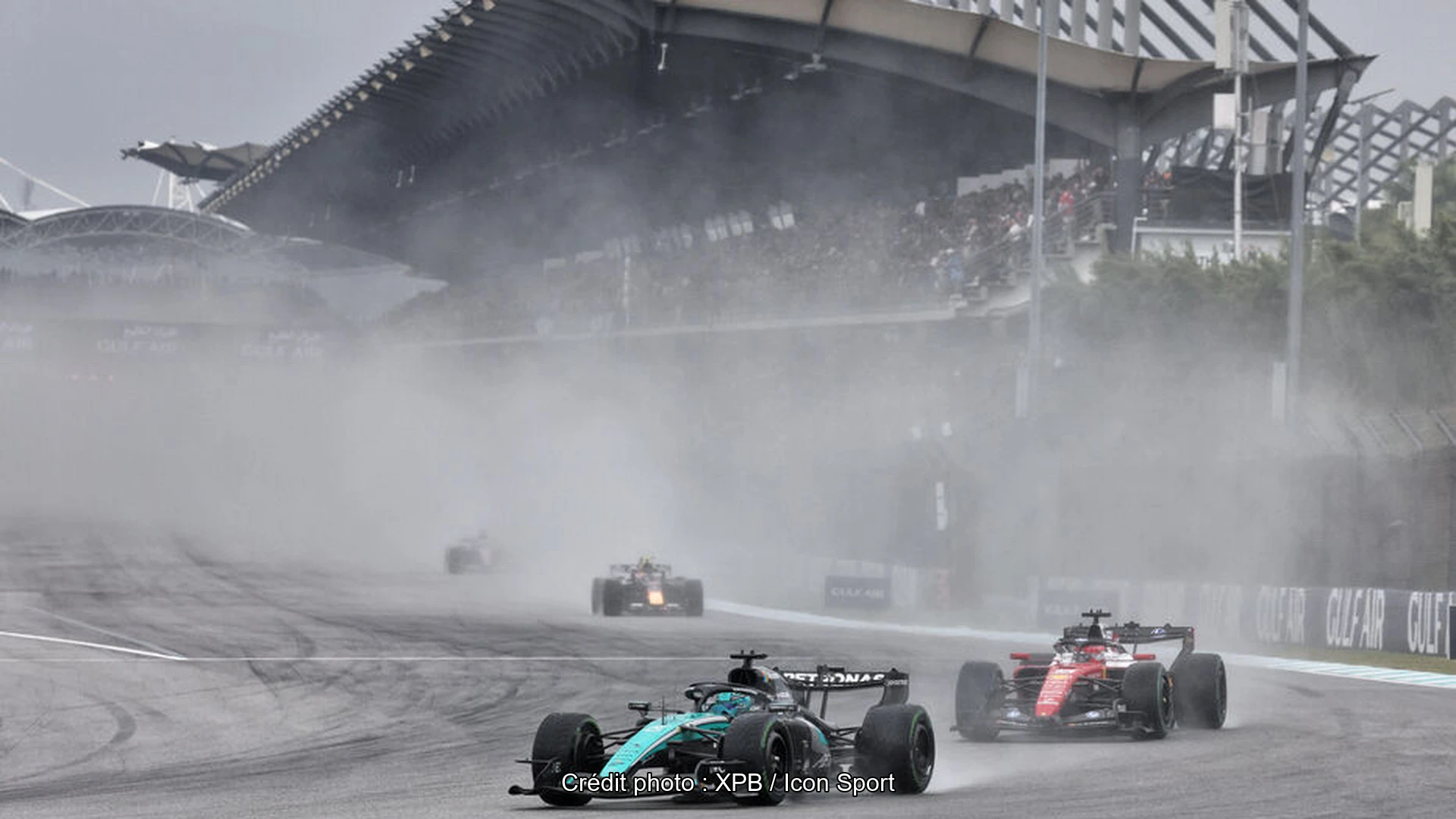 Pourquoi la voiture médicale aquaplane alors que les F1 roulent à haute vitesse à Sepang ?