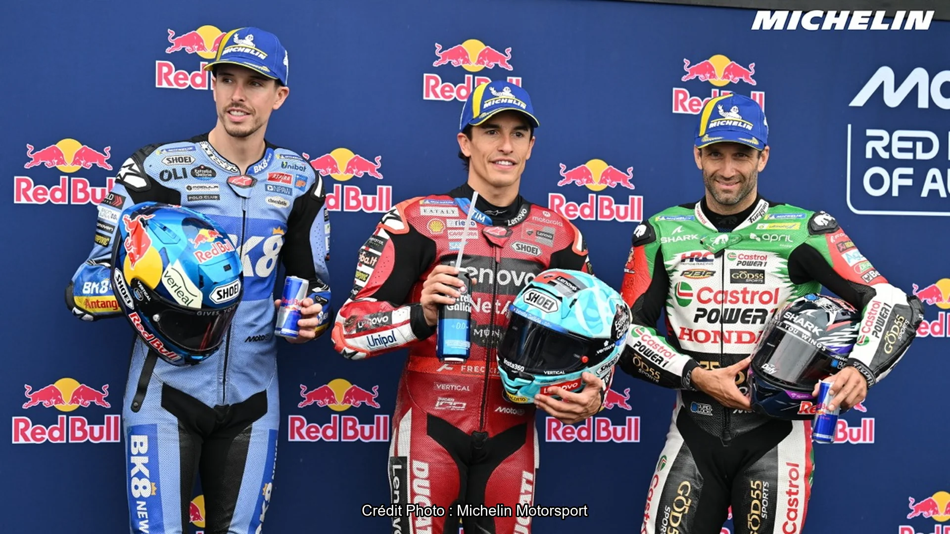 Marc Marquez entouré d'Alex Marquez et de Johann Zarco, casquettes Michelin sur la tête, devant le fond du Grand Prix d'Australie
