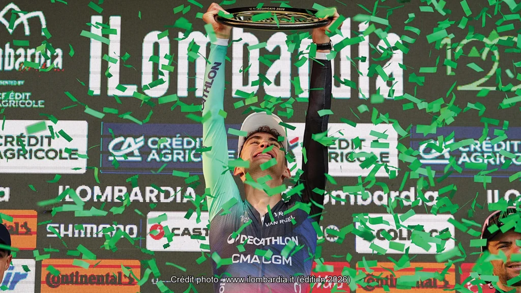 Paul Seixas lève le trophée d'Il Lombardia 2026 sous une pluie de confettis verts sur le podium