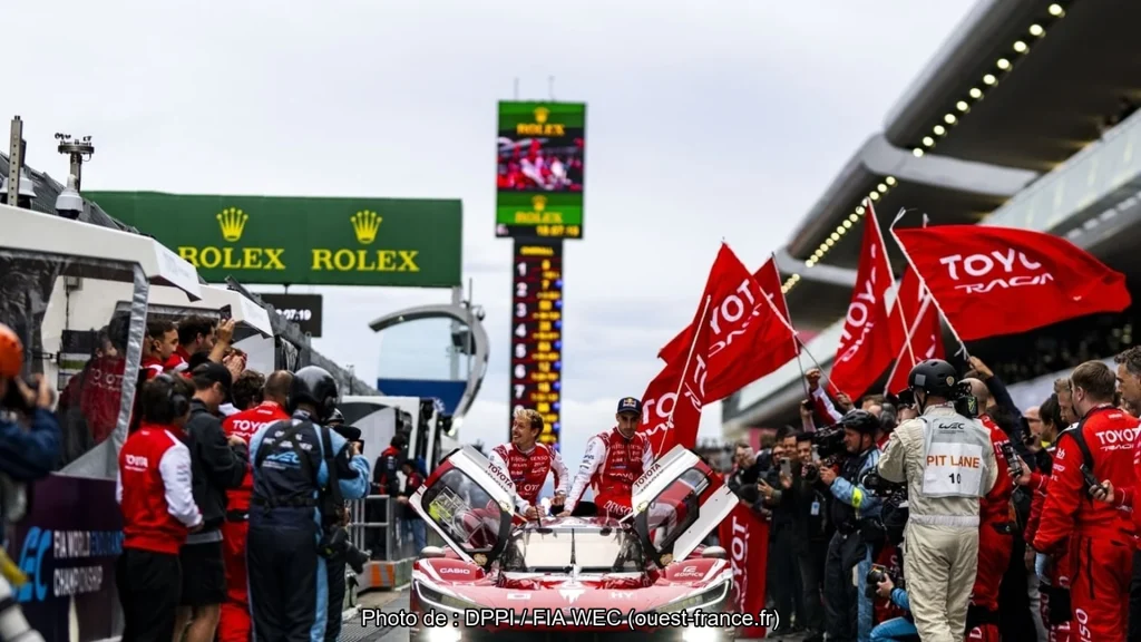 L'équipe Toyota Racing fête le titre constructeurs aux 6 Heures de Barcelone